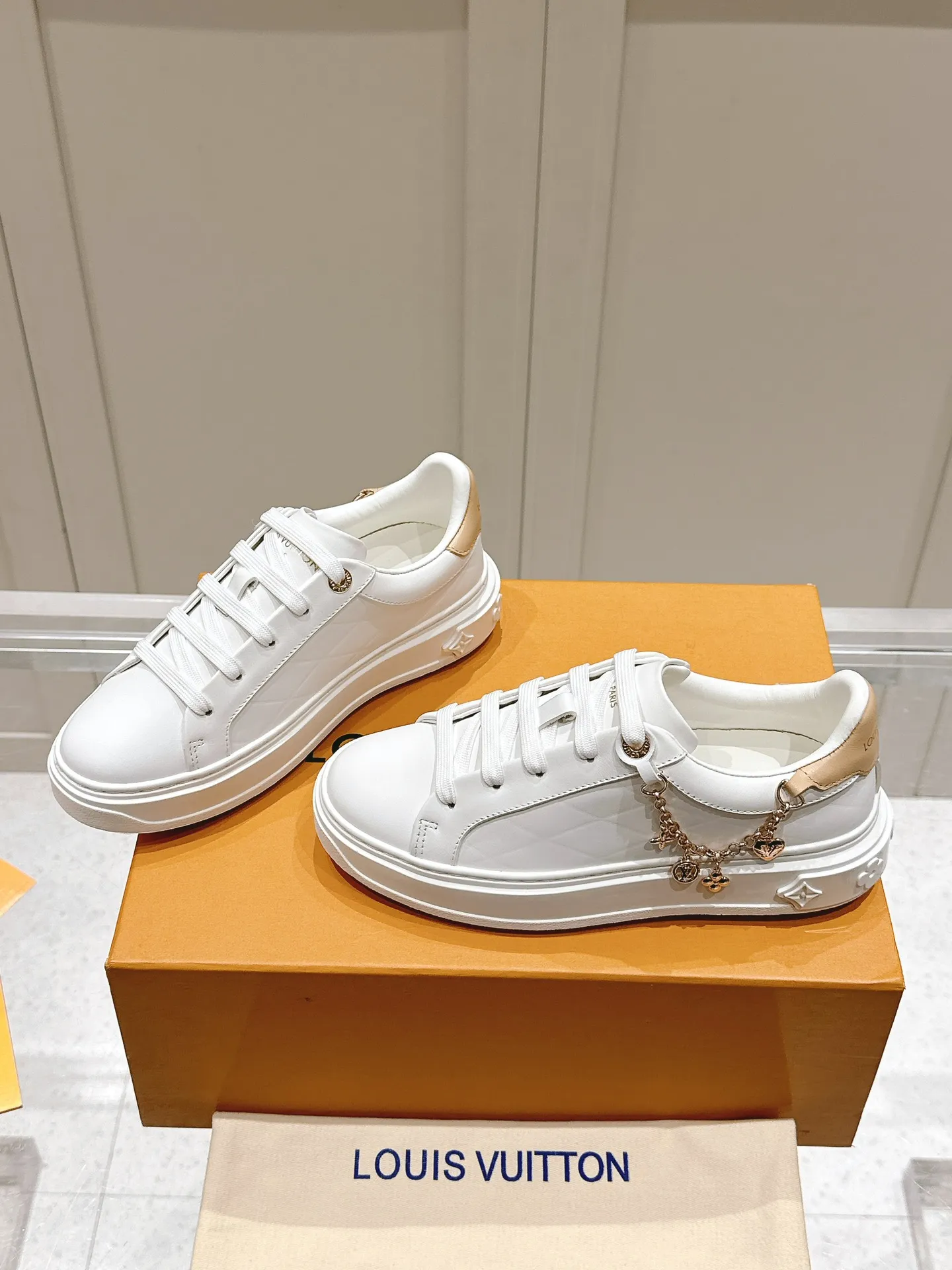 👟👟Ex-factory price 560👟👟 LV new white shoes, four-leaf clover🍀sunflower🌞 charm, add naughty and lively color to simple white shoes, easy to wear and durable, code number: 35+40 (41 customized)